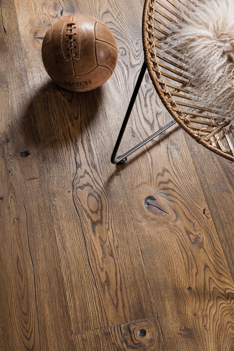Boen Espressivo Engineered Antique brown Oak Planks Flooring, Brushed & L/Natural: 14.0 x 209 x 2,200 mm