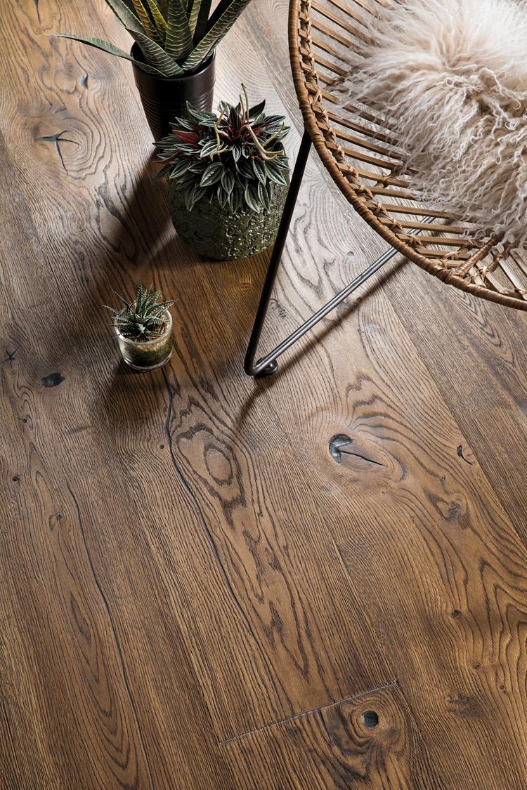 Boen Espressivo Engineered Antique brown Oak Planks Flooring, Brushed & L/Natural: 14.0 x 209 x 2,200 mm