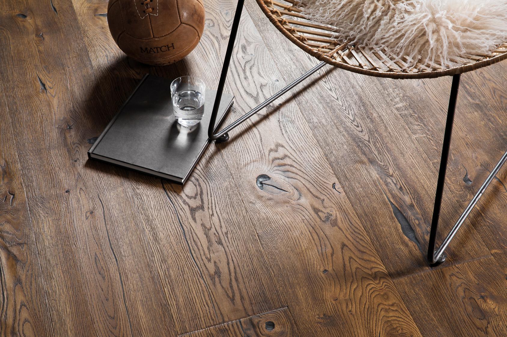 Boen Espressivo Engineered Antique brown Oak Planks Flooring, Brushed & L/Natural: 14.0 x 209 x 2,200 mm
