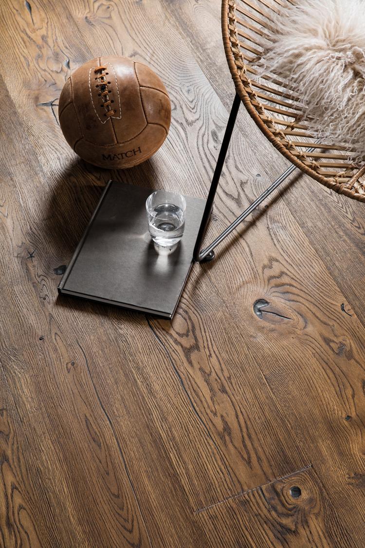Boen Espressivo Engineered Antique brown Oak Planks Flooring, Brushed & L/Natural: 14.0 x 209 x 2,200 mm