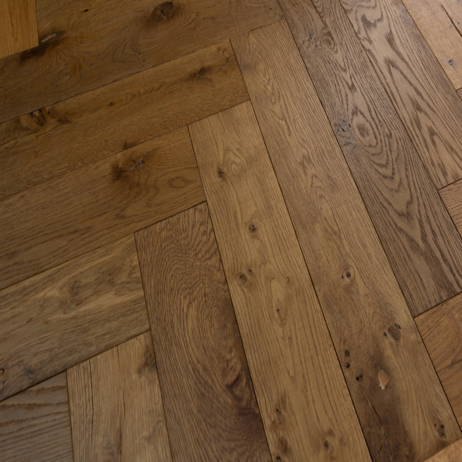 Ovara Antique Engineered Bamburgh Oak Herringbone Flooring, Brushed & Matt Lacquered: 15.0 x 125 x 625 mm